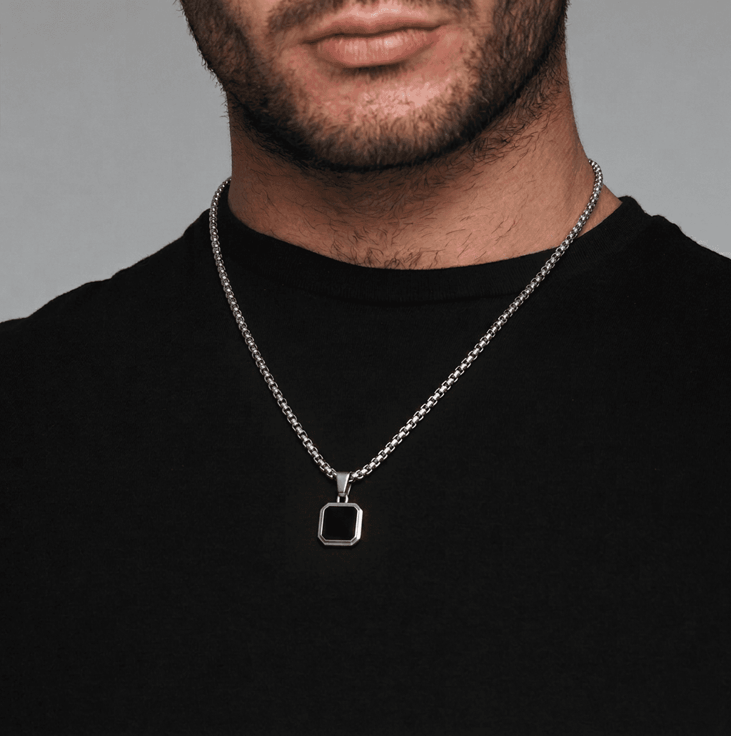 Collar Minimalista de Acero Inoxidable con Dije Cuadrado Negro detail 1
